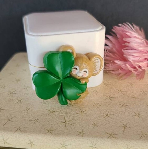 Hallmark Cards Inc. Three Leaf Clover Mouse Brooch - Picture 1 of 10